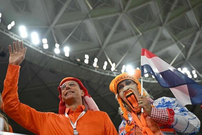 Fotos dos torcedores de Senegal e Holanda durante jogo pelo Grupo A da Copa do Mundo.