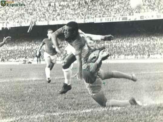 O recorde de público nos clássicos, que não será mais atingido devido à redução da capacidade do estádio, pertence ao jogo em que a Raposa venceu o Galo por 1 a 0, gol de Natal: 123.351 pagantes. As duas equipes faziam excelentes campanhas no Campeonato Mineiro. Em 12 jogos, cada time havia vencido 11. Nem o aumento no preço dos ingressos afastou o torcedor. O público total foi de 129.296 torcedores.