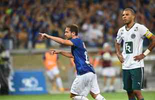 Com gols de Ricardo Goulart e Everton Ribeiro, dupla destaque dos dois ttulos brasileiros seguidos, o Cruzeiro venceu o Gois por 2 a 1, no Mineiro, e o tetra, em 2014. 
