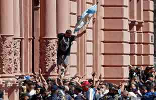 Velrio de Diego Armando Maradona na Casa Rosada, sede do governo argentino, em Buenos Aires. Ao longo desta quinta-feira (26/11), despedida dos fs rendeu imagens marcantes: choro, homenagens e at rivais se consolando pela partida do dolo. Maradona morreu aos 60 anos aps uma parada cardiorrespiratria.