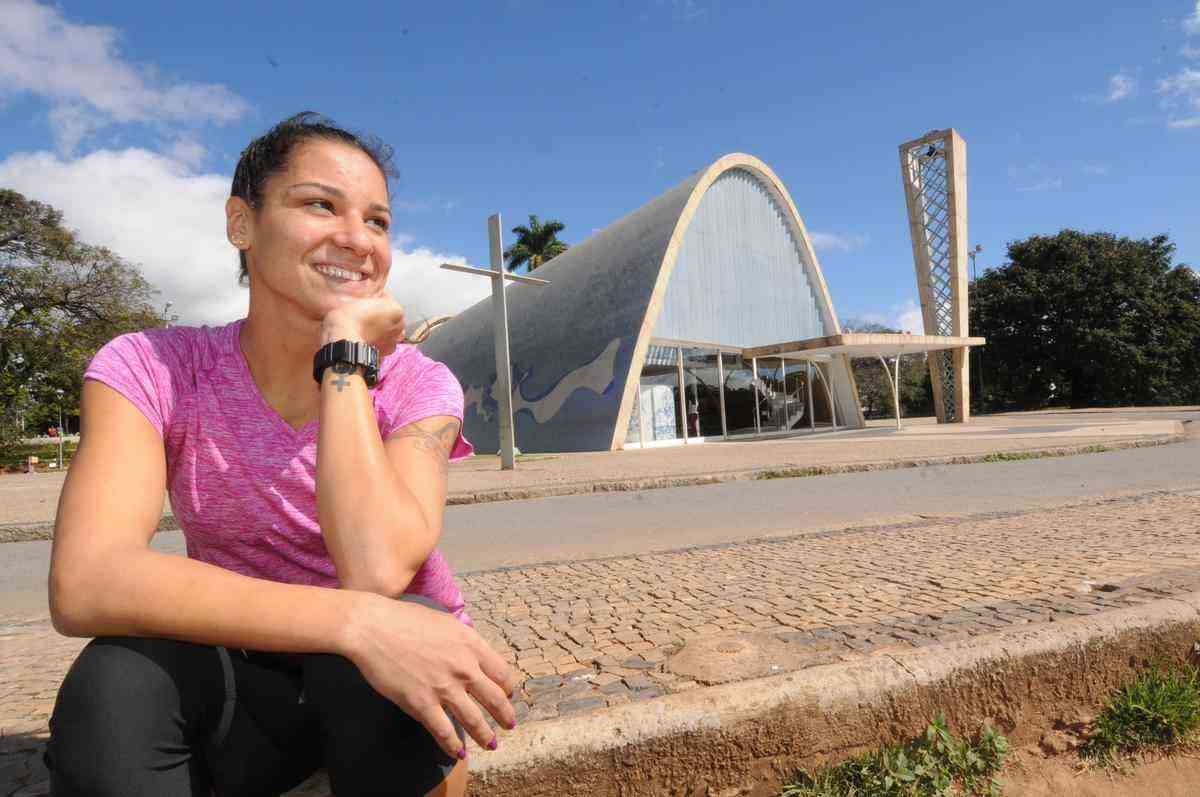 Em BH h seis meses, nadadora mora no Gutierrez e treina na Pampulha  