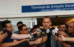 Aps atender a imprensa, Dudamel foi at os torcedores do Atltico, que foram impedidos pela PM de entrar no aeroporto
