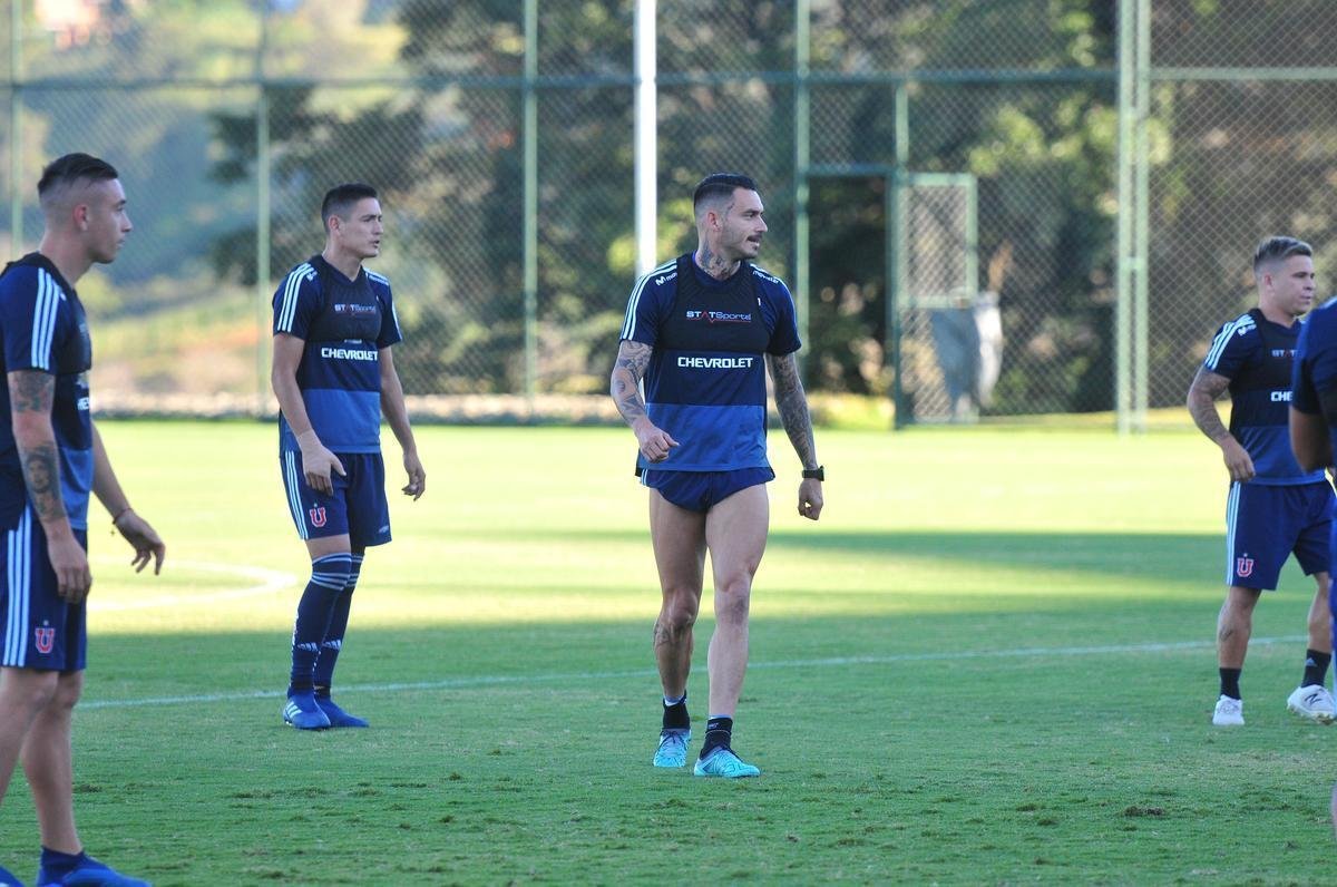 Elenco da Universidad de Chile treinou nesta tera-feira  tarde na Cidade do Galo, em Vespasiano. Time chileno se prepara para enfrentar o Cruzeiro na quinta, s 19h15, no Mineiro, pela Copa Libertadores. Tcnico Angel Guillermo Hoyos ter retornos do zagueiro Jara e do lateral-esquerdo Beausejour