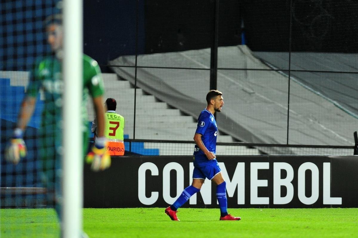 Fotos do primeiro tempo de Racing e Cruzeiro, no El Cilindro, pela Copa Libertadores. Arrascaeta empatou para o Cruzeiro, de cabea, aps cruzamento de Egdio