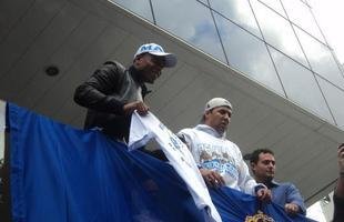 Novo reforo do Cruzeiro, Jlio Baptista foi recepcionado pelo presidente Gilvan de Pinho Tavares e acenou para torcedores da sacada da sede administrativa no Barro Preto