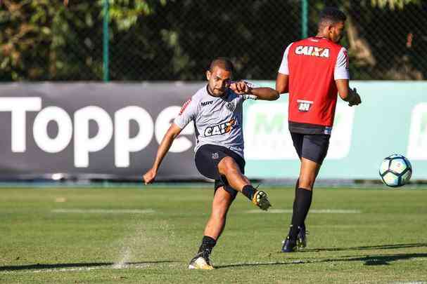 Galo afia pontaria em treino para melhorar nmeros no Brasileiro