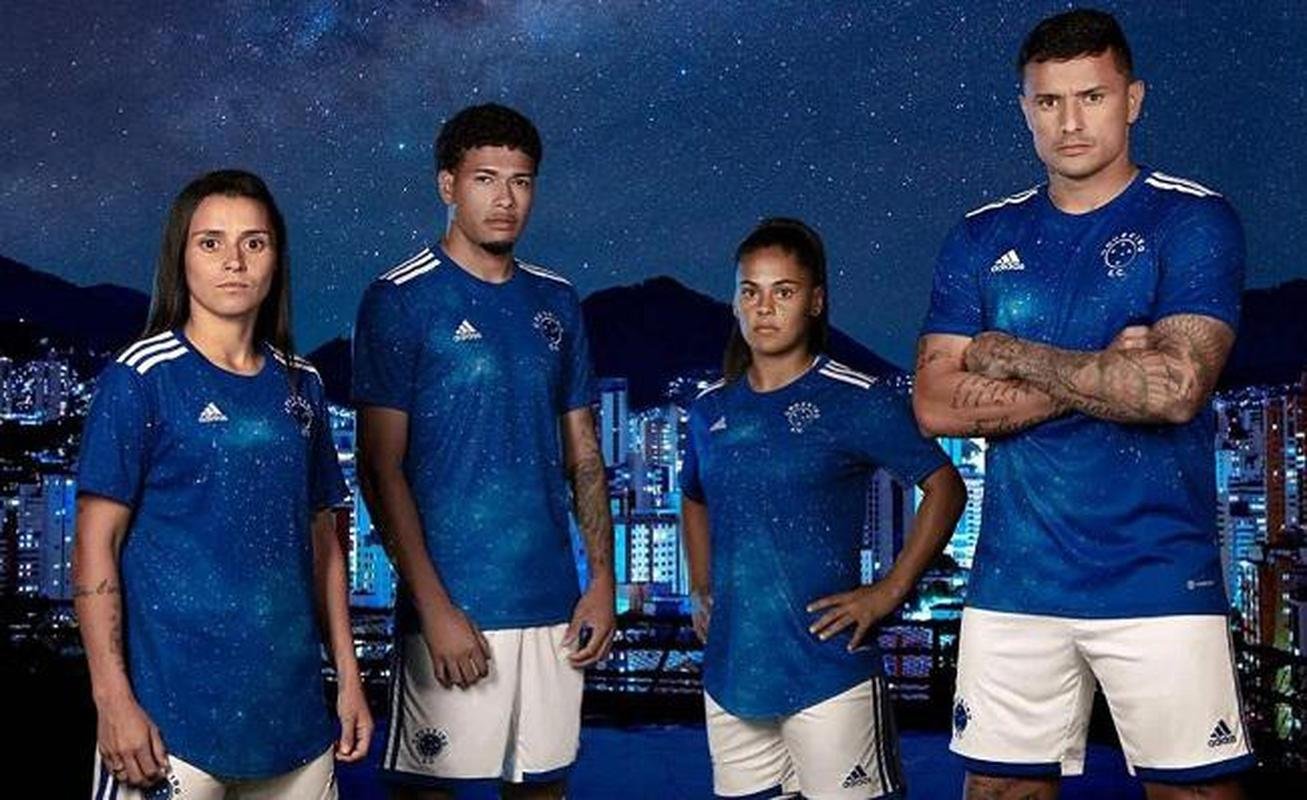 Com mudana no escudo, Cruzeiro lana a nova camisa para a temporada de 2022 