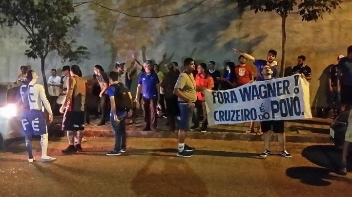 Protesto diante da residncia do presidente do Cruzeiro, Wagner Pires de S. Torcedores querem a renncia imediata do dirigente para que Conselho Gestor assuma o comando