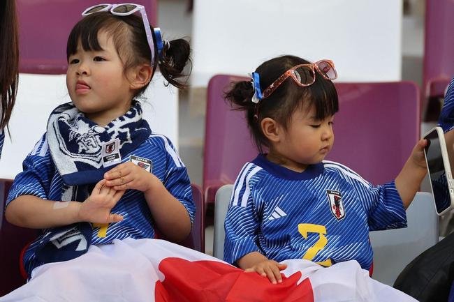 Torcedores nas arquibancadas do Estdio Internacional Khalifa, em Doha, na partida entre Alemanha e Japo, pelo Grupo E da Copa do Mundo 