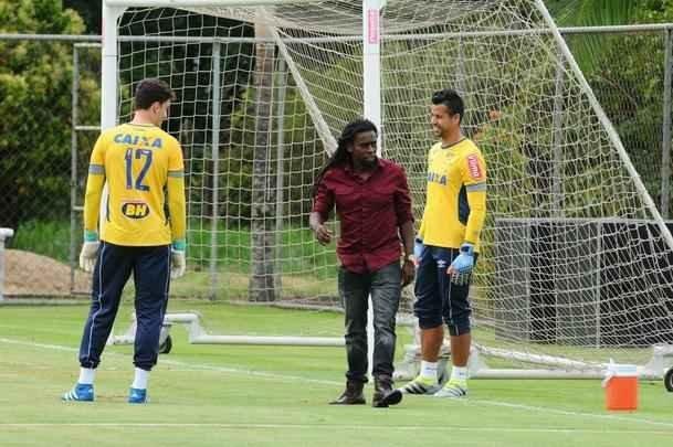 Em julho de 2016, Tinga visitou a Toca da Raposa II e reencontrou velhos conhecidos, como os goleiros Fbio e Rafael (foto). Alm desses jogadores, atuaram com o meio-campista no clube celeste o tambm goleiro Elisson, os zagueiros Leo e Manoel, o lateral-direito Mayke, o volante Henrique, os meias Arrascaeta, Elber e Alisson e os atacantes Willian e Judivan.