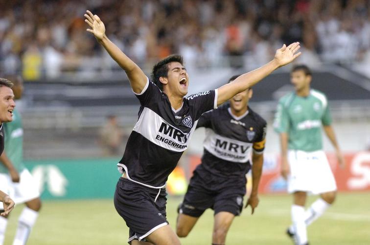 Revelado pelo Atlético em 2007, Leandro Almeida foi vendido por 2 milhões de euros (aproximadamente R$ 5,5 milhões) para o Dínamo de Kiev, da Ucrânia, em 2009.