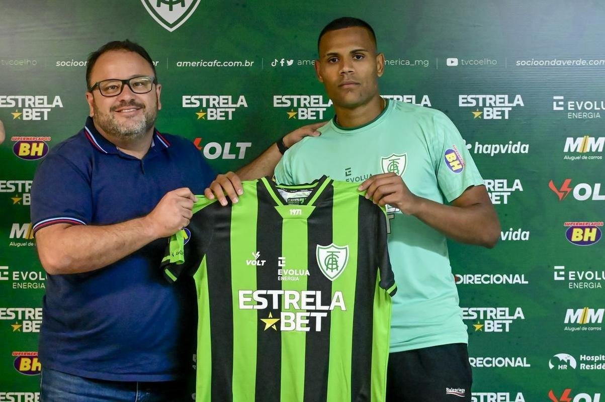 O goleiro Mateus Pasinato e o atacante Mikael foram apresentados pelo Amrica nessa quinta-feira (3/2), no CT Lanna Drumond