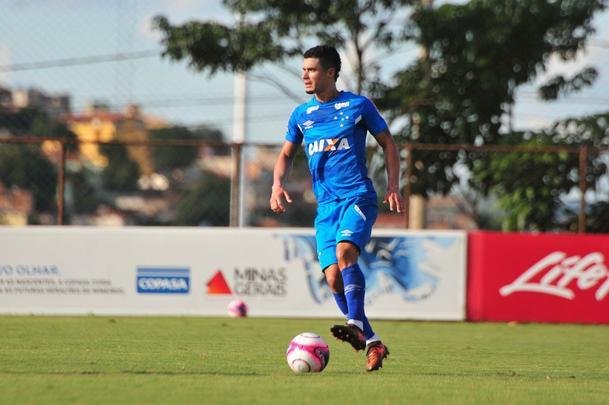 Sem Thiago Neves, que est com desgaste na panturrilha, Mano Menezes escalou o time titular do Cruzeiro no coletivo com Fbio; Lucas Romero, Leo, Murilo e Egdio; Henrique e Ariel Cabral; Robinho, Arrascaeta e Rafinha; Fred. Os reservas atuaram com Rafael; Arthur, Digo, Manoel e Marcelo Hermes; Lucas Silva, Nonoca e Bruno Silva; Rafael Marques, Rafael Sobis e Judivan