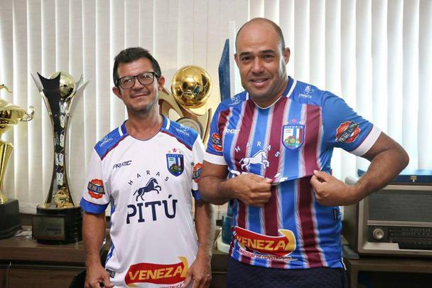 Torcedores do Vitória usando primeiro e segundo uniformes da equipe