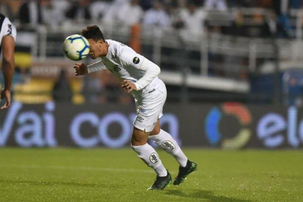Atlético derrotou Santos por 2 a 1, de virada, com gols de Chará, e avançou às quartas de final da Copa do Brasil