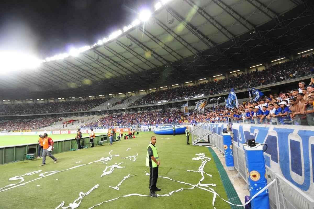 Jogadores cruzeirenses comemoraram vitria no clssico com a torcida celeste