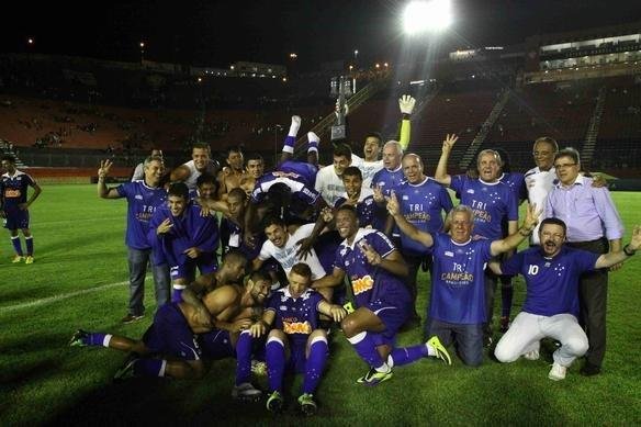 Festa dos jogadores do Cruzeiro no Barrado com a conquista do tricampeonato brasileiro