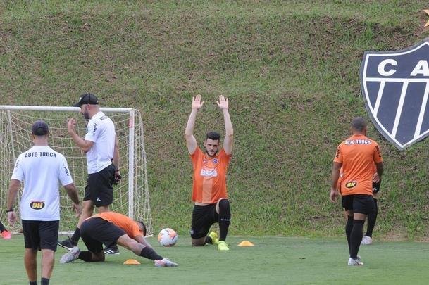 Treino do Atltico nesta segunda-feira, na Cidade do Galo, contou com a volta do meia  Juan Cazares. Direo no chegou a acordo para vend-lo a clube saudita. Tcnico Rafael Dudamel relacionou 23 jogadores para a viagem a Santa Fe, local da estreia na Sul-Americana, quinta-feira, contra o Unin-ARG. Jogador equatoriano ficou fora da lista.