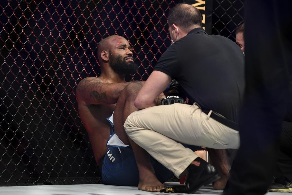 Finalizado, Don'Tale Mayes recebe atendimento mdico no octgono