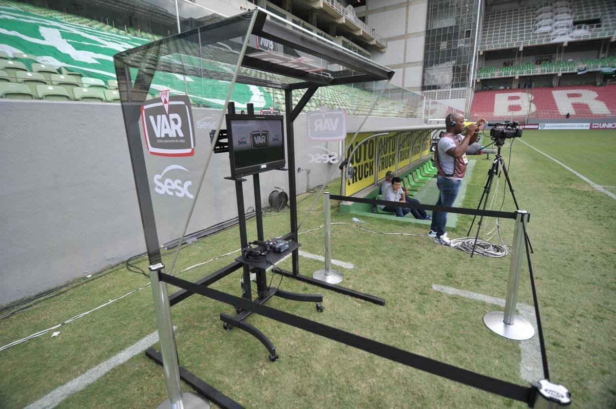 Fotos da sala do VAR (rbitro assistente de vdeo) no Independncia