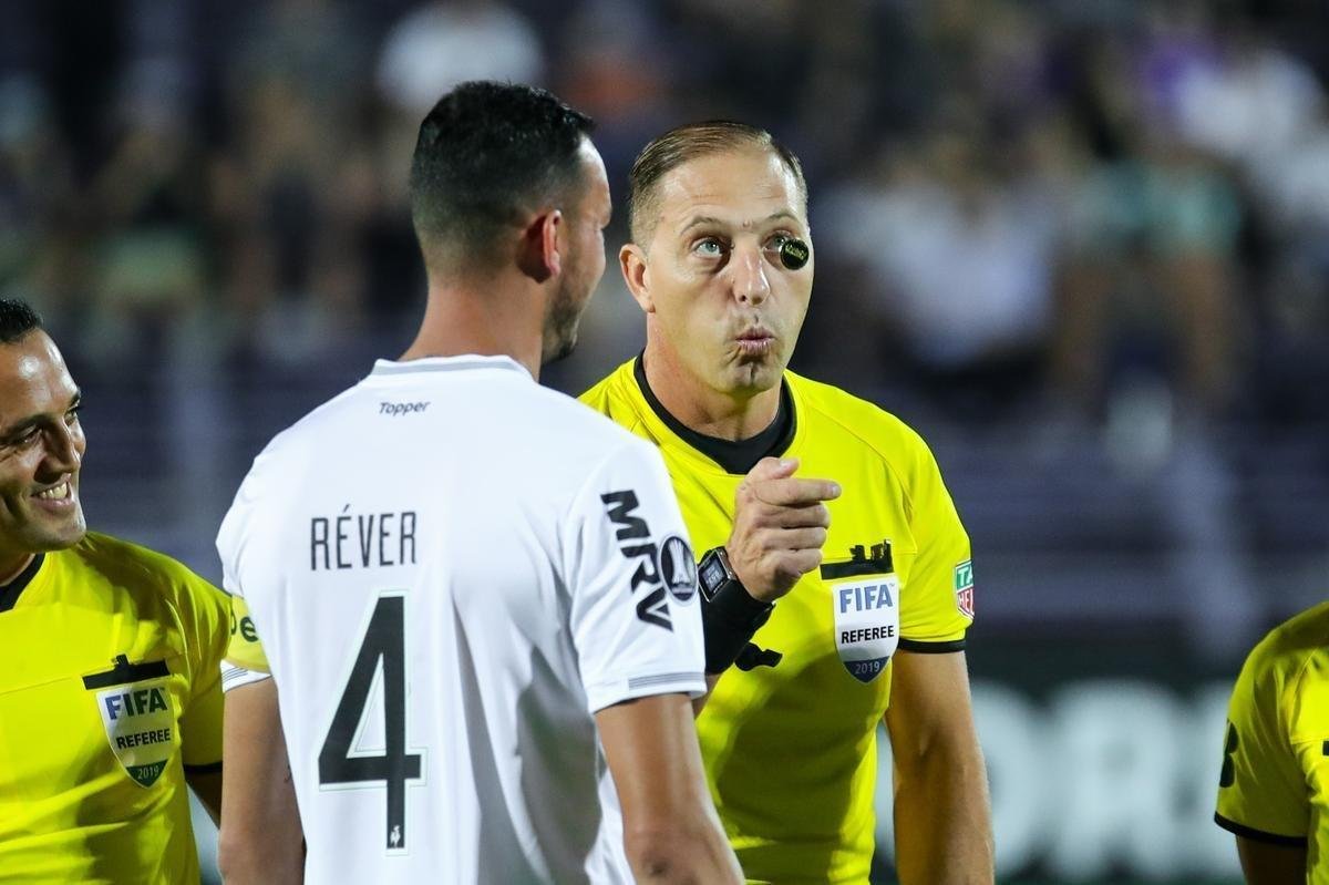 Imagens da partida entre Defensor e Atltico, em Montevidu, pela Libertadores