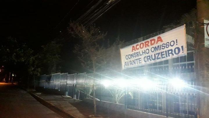 Faixas contra a diretoria do Cruzeiro