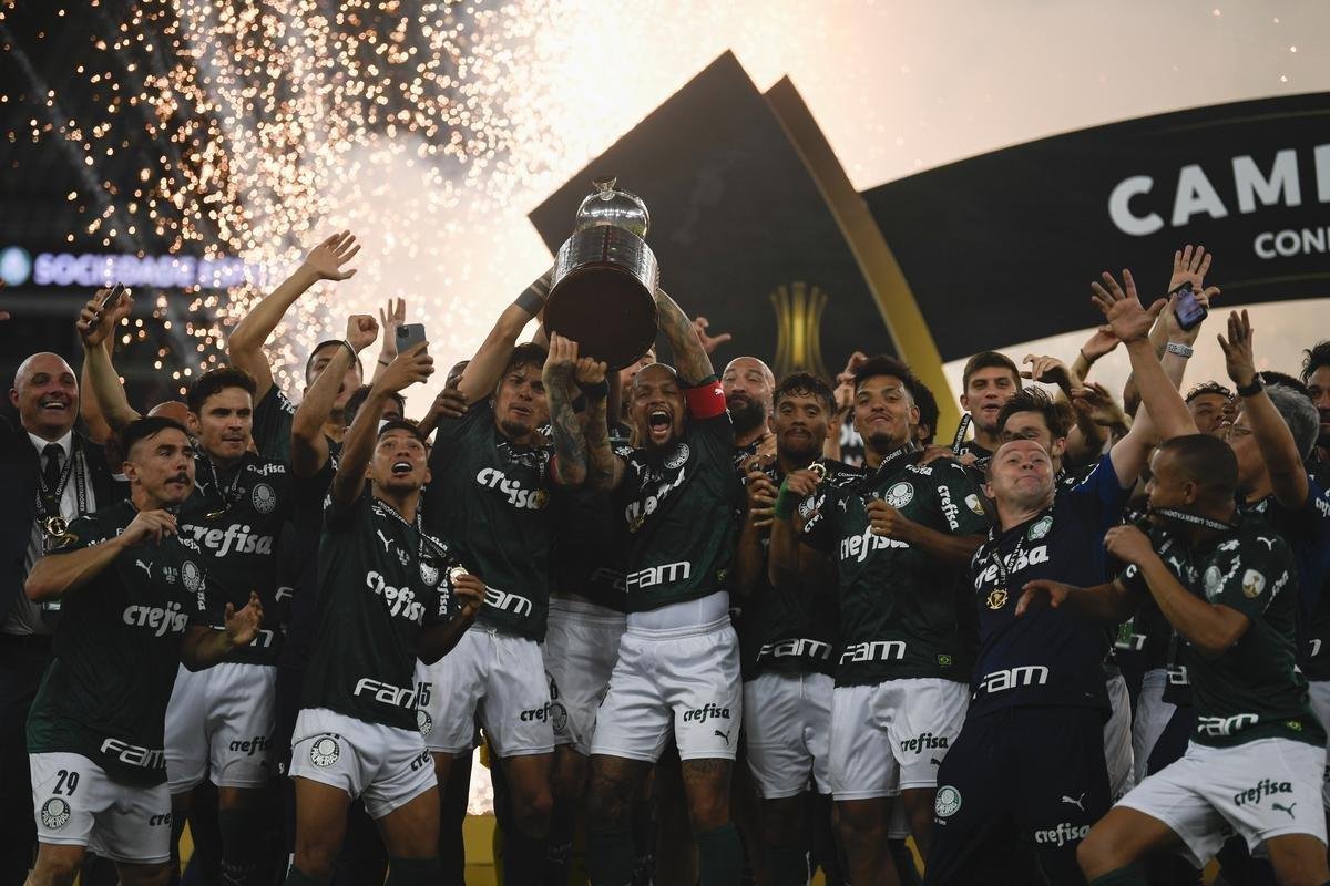 Festa do Palmeiras no Maracanã com a conquista do bicampeonato da Copa Libertadores sobre o Santos. Verdão venceu a decisão por 1 a 0 com gol do atacante Breno Lopes aos 53 do segundo tempo (AFP / Mauro Pimentel / Ricardo Moraes / Silvia Izquierdo)