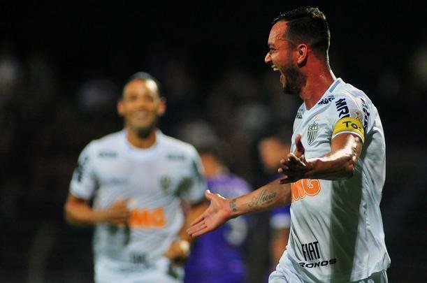 Imagens da partida entre Defensor e Atlético, em Montevidéu, pela Libertadores