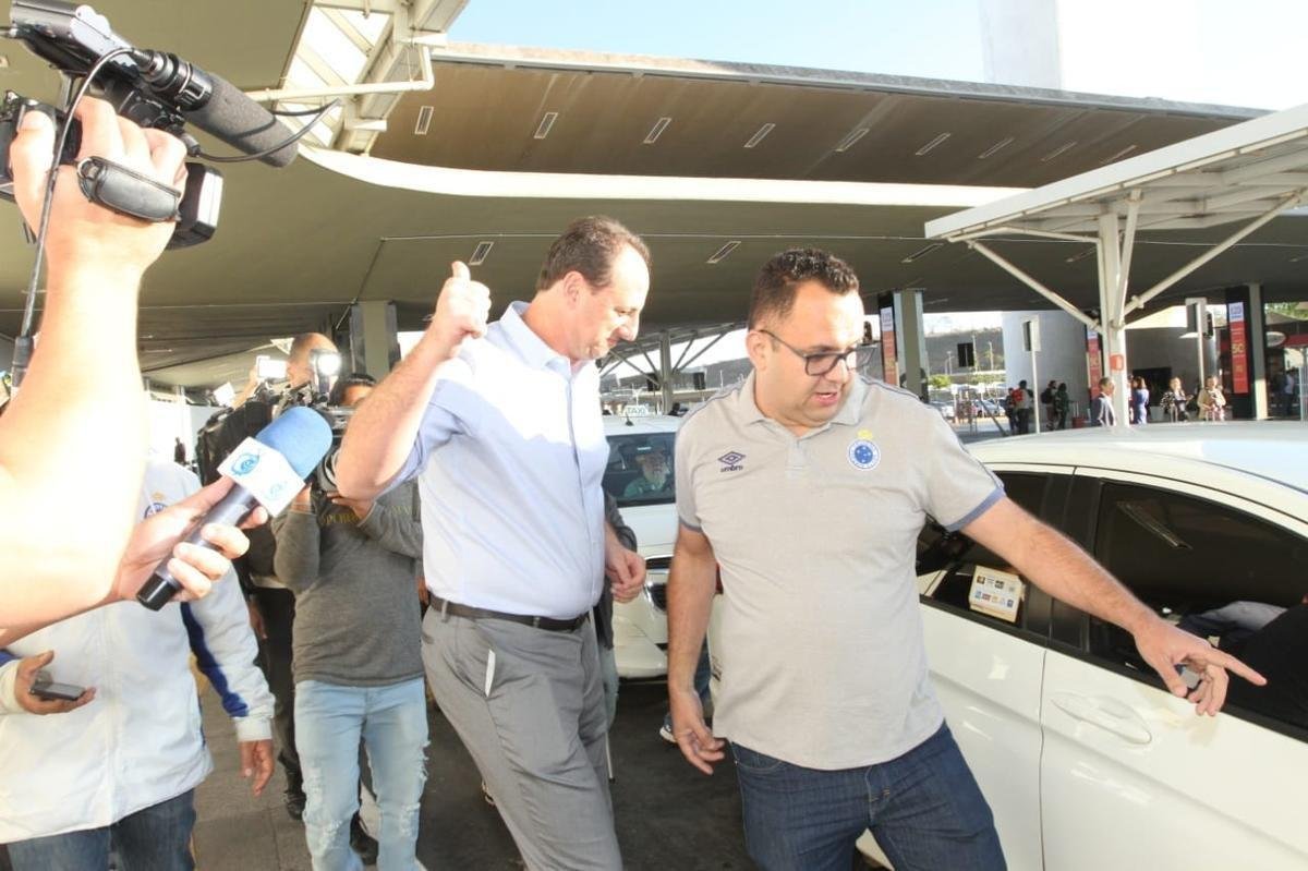 Novo treinador do Cruzeiro, Rogério Ceni desembarcou em Confins na manhã desta terça-feira e recebeu apoio de torcedores