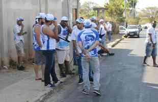 Integrantes da Mfia Azul protestaram na tarde desta tera, na porta da Toca II