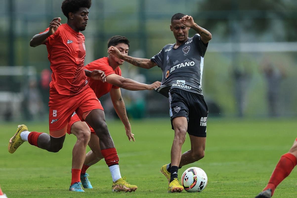 No primeiro jogo-treino, Atltico empatou com o Villa Nova por 1 a 1. Hulk marcou pelo Galo.
