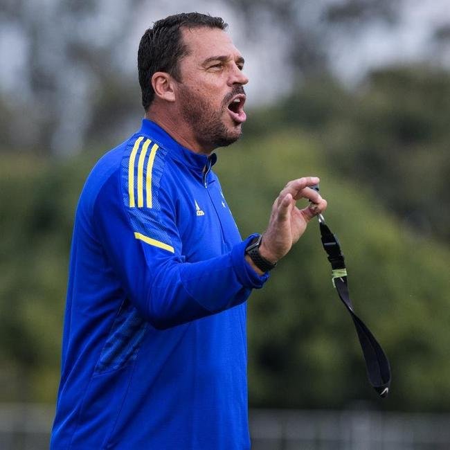 Comisso tcnica de Vanderlei Luxemburgo comandou treino na Toca da Raposa II nesta quarta-feira. Time se prepara para enfrentar o Brusque, s 11h de sbado, no estdio Augusto Bauer, em Santa Catarina, pela 16 rodada da Srie B.