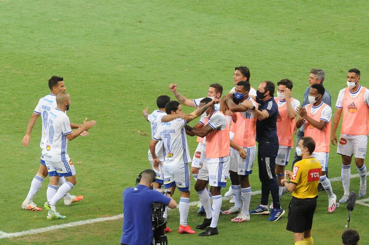 Fotos da comemorao de Arthur Caike ao marcar o segundo gol do Cruzeiro sobre a Ponte Preta
