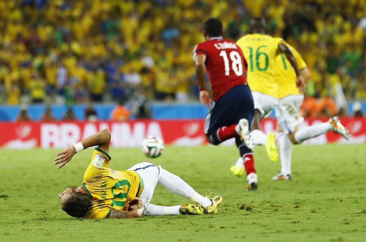 Copa do Mundo de 2014 (Brasil) - Neymar, destaque do Brasil na Copa de 2014, se lesionou nas quartas de final diante da Colmbia, ao sofrer uma forte entrada de Ziga. No atuou na semifinal e na disputar do terceiro lugar.