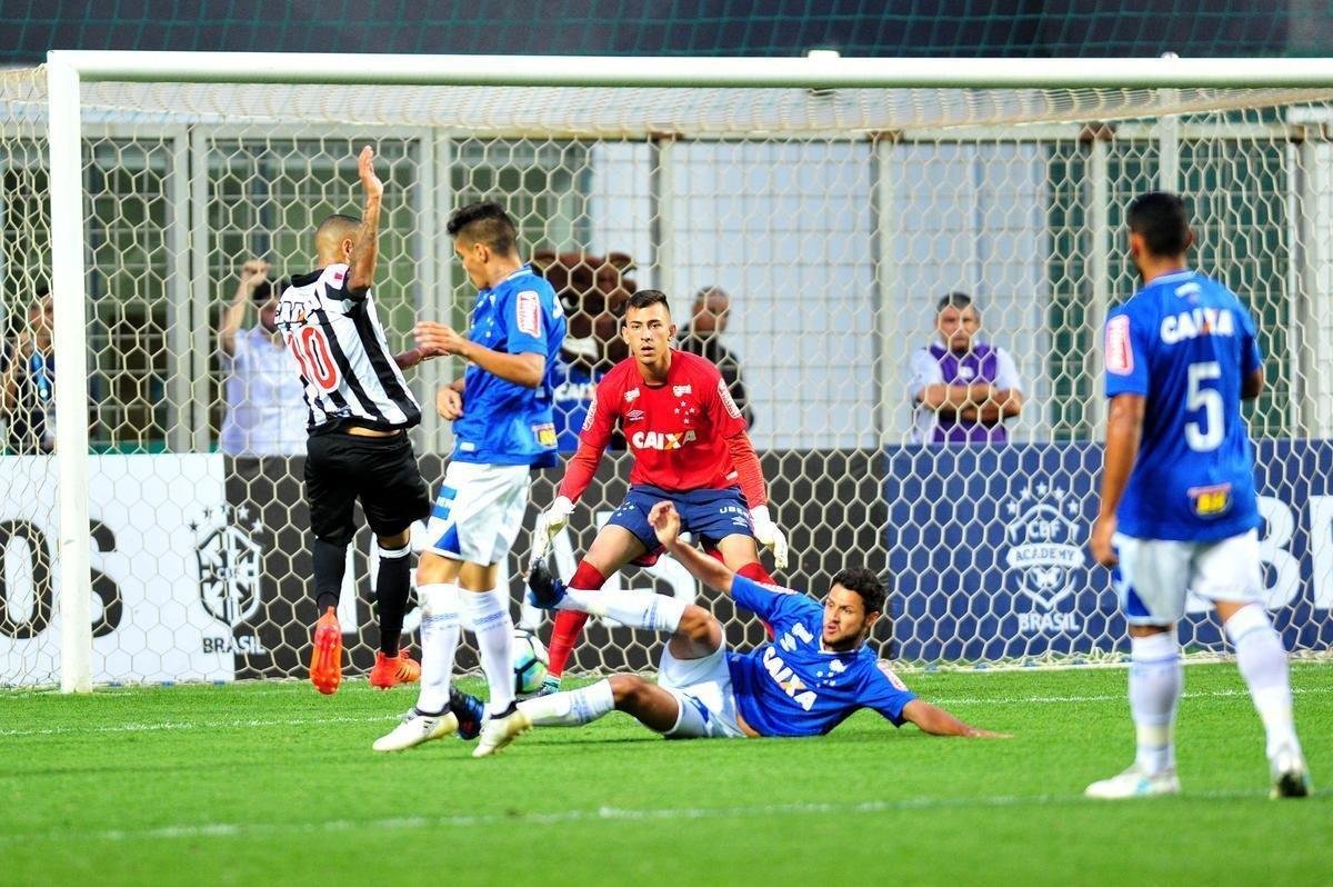 Aps por 2 a 2 no tempo normal, Cruzeiro derrotou Atltico por 4 a 2 nas penalidades e se sagrou campeo de torneio indito. Em 2018, clube celeste disputar a Copa Libertadores da categoria