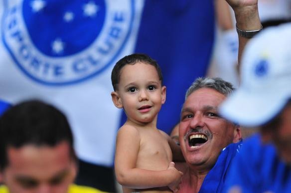 Torcida do Cruzeiro compareceu em grande nmero ao Mineiro e fez muita festa