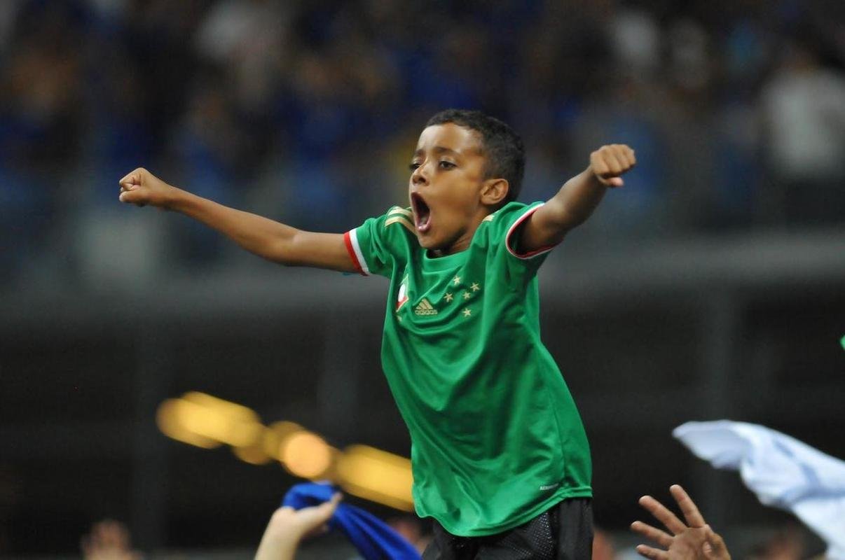 Gabriel Henry, o Gabrielzinho, de 11 anos, em festa na torcida do Cruzeiro durante a vit�ria por 1 a 0 sobre o Londrina, no Mineir�o, pela S�rie B de 2022