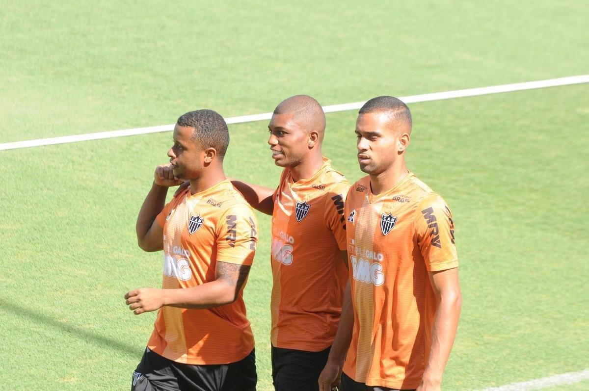 Treino do Atltico nesta segunda-feira, na Cidade do Galo, contou com a volta do meia  Juan Cazares. Direo no chegou a acordo para vend-lo a clube saudita. Tcnico Rafael Dudamel relacionou 23 jogadores para a viagem a Santa Fe, local da estreia na Sul-Americana, quinta-feira, contra o Unin-ARG. Jogador equatoriano ficou fora da lista.