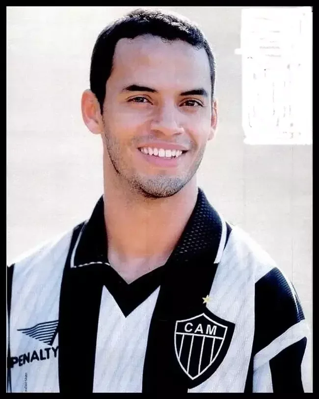 1999 - Marques marcou tr�s gols na goleada por 3 a 0 sobre o Linhares, pela Copa do Brasil
