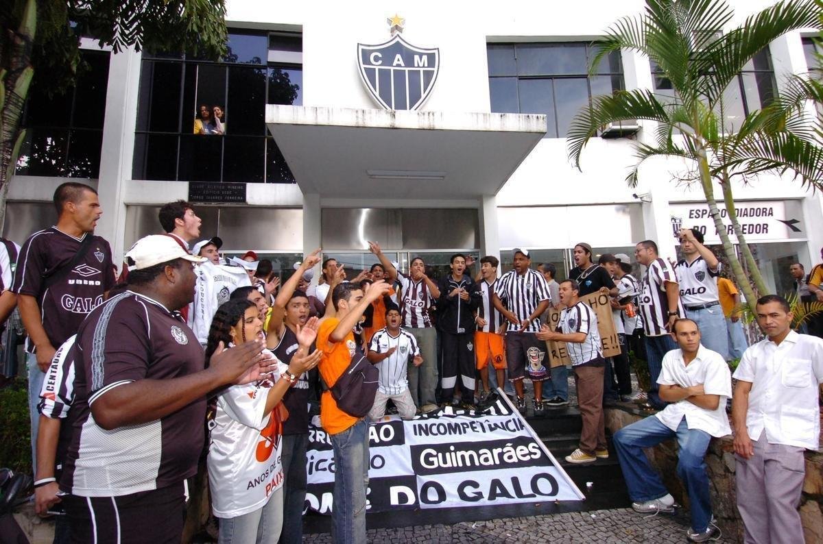 Cerca de 100 torcedores do Atltico fizeram manifestao contra o rebaixamento do clube para a Segunda Diviso, em 2005. O principal alvo era o presidente Ricardo Guimares. A iniciativa partiu da comunidade do Galo no site de relacionamentos Orkut.