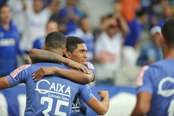 Raniel e De Arrascaeta marcaram os gols da vitria cruzeirense no Mineiro