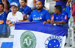 Torcedores do Cruzeiro tambm homenagearam a Chape no Mineiro