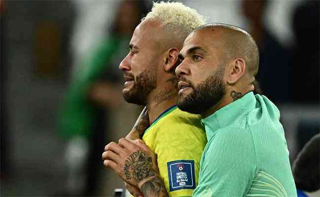 Neymar chorou muito aps a derrota do Brasil