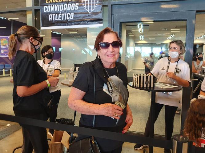 Dona Nilde, mãe do técnico Cuca, na chegada ao Mineirão