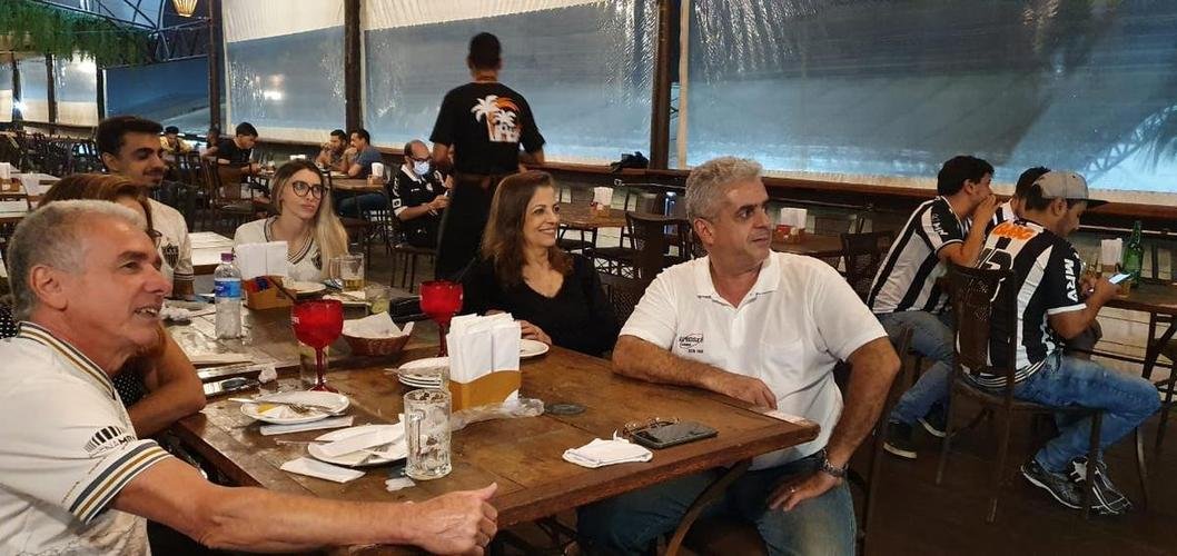 Atleticanos acompanharam Flamengo 2x1 Ceará nos bares de Belo Horizonte, na expectativa de comemorar o título antecipado do Campeonato Brasileiro. No entanto, o rival carioca venceu o time nordestino e adiou a festa atleticana.