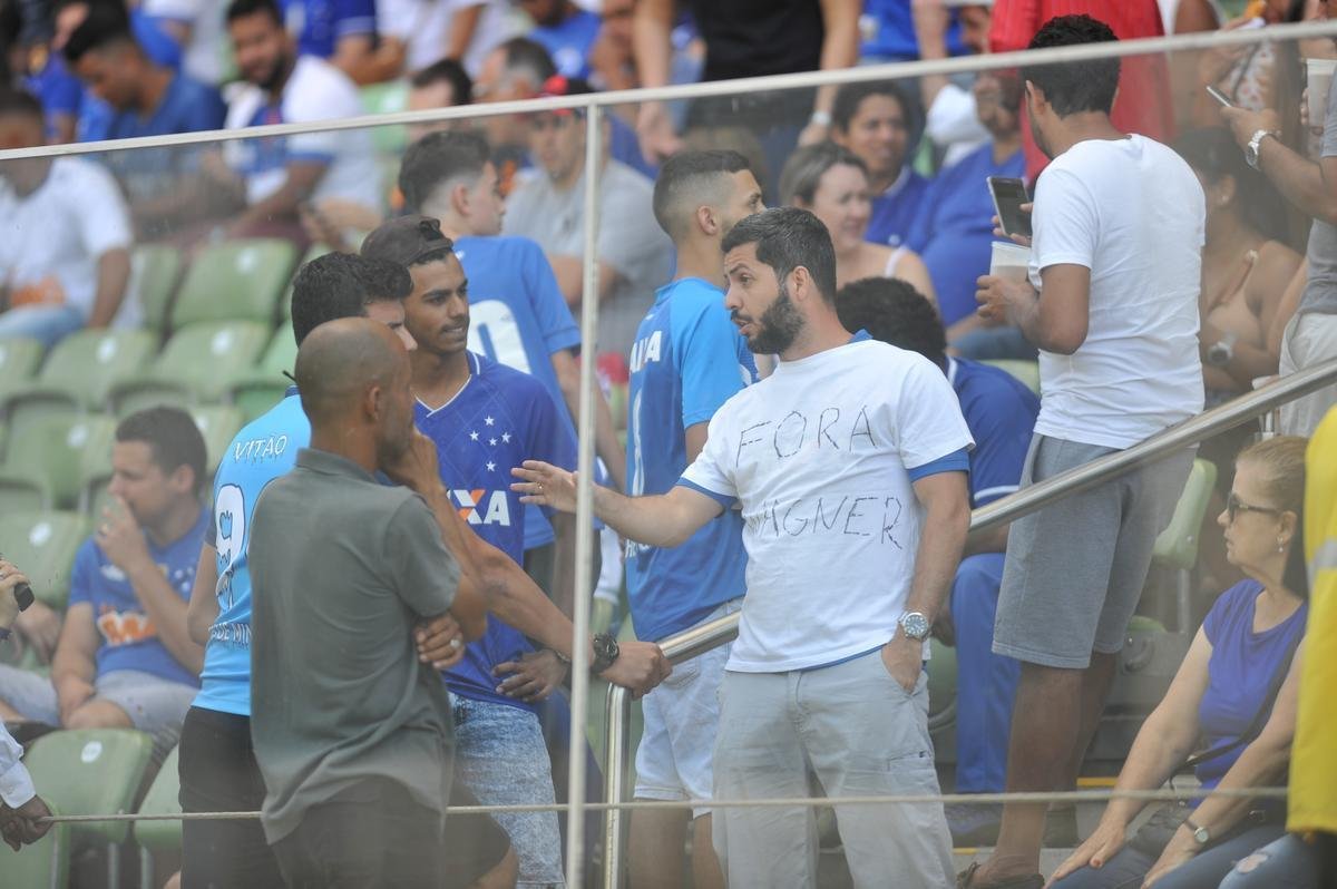 Segurana do Cruzeiro tenta impedir protesto de torcedor na arquibancada do Independncia