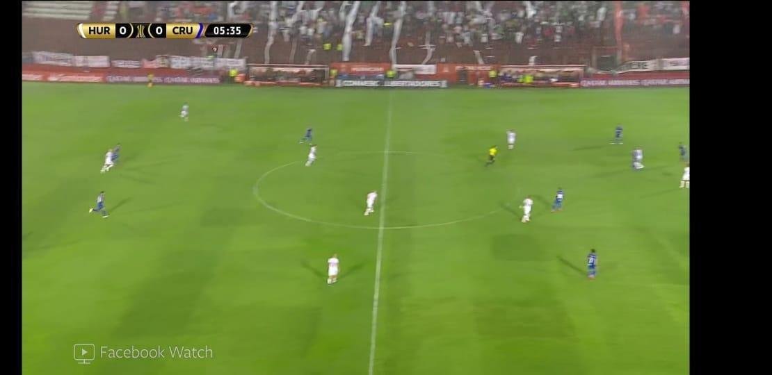 Pingos de chuva atrapalharam qualidade da transmisso da Conmebol, do jogo entre Huracn e Cruzeiro, pelo Facebook Watch