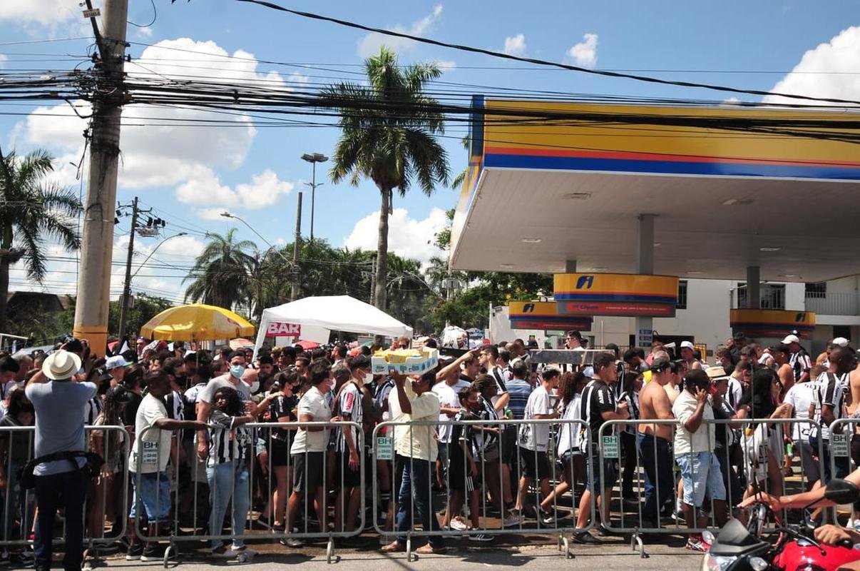 Torcida do Atltico chegou animada ao Mineiro para o jogo da taa, contra o RB Bragantino. Dia de festejar com o time o ttulo do Campeonato Brasileiro de 2021