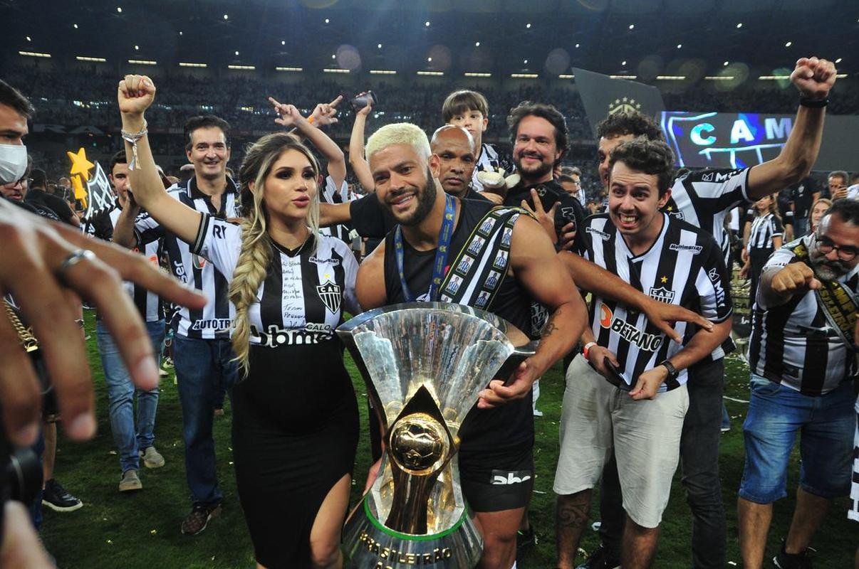 Atltico ergue a taa de campeo brasileiro e d a volta olmpica diante da torcida alvinegra, no Mineiro