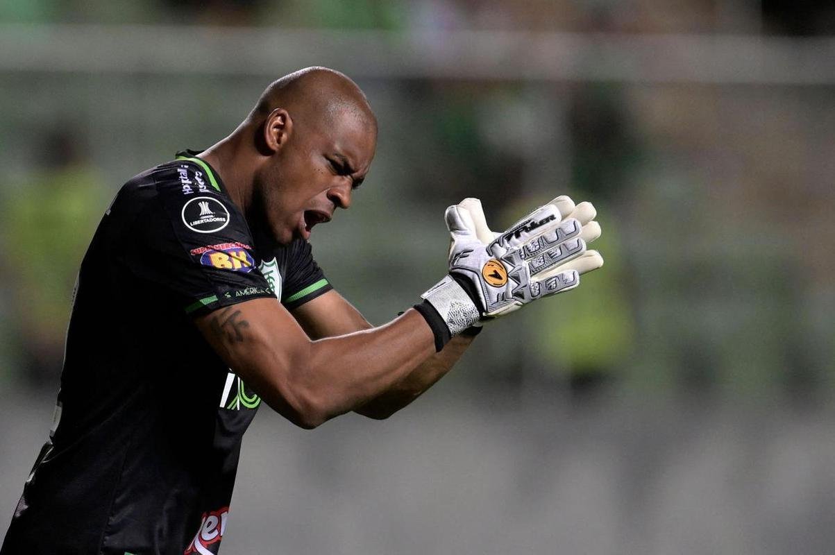 Jailson x Cavichioli: o atrito entre os goleiros agitou o elenco do Amrica em 2022. Jailson pediu  diretoria alviverde para rescindir o contrato - que iria at dezembro deste ano - e deixou o clube em 5 de julho. Um ms depois, o jogador detonou Cavichioli, o chamando de mau carter. O atual dono da meta americana respondeu que o trabalho  em campo, de forma mais amena.
